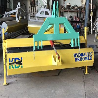 Hydraulic broomer