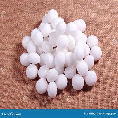 White Naphthalene Balls