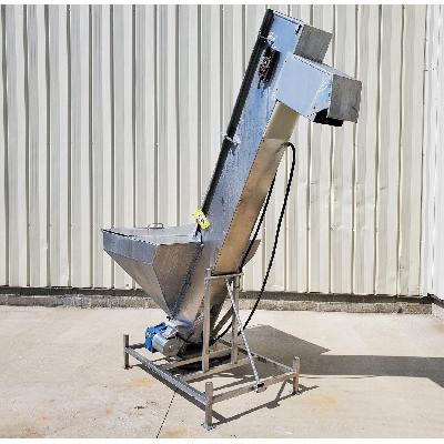 Inclined clited belt conveyor