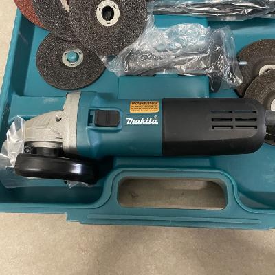 9553NB Makita Angle Grinder