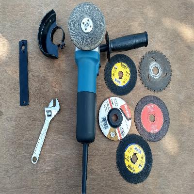 Makita 9553NB Angle Grinder