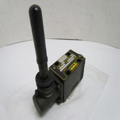 LEVER OPERATED DIRECTIONAL CONTROL VALVE