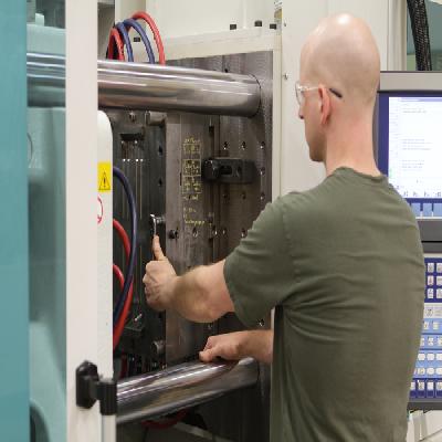 Professional Worker for Plastic Molding
