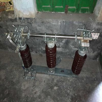 Isolator With Solid Core Isolator