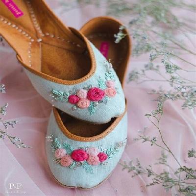 Fancy Ladies Embroidered Punjabi Juttis