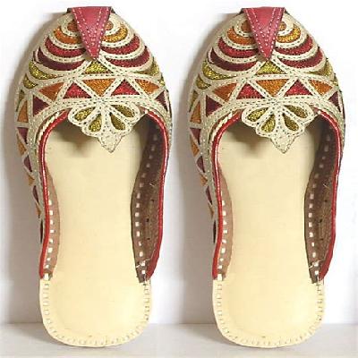 Ladies Fashion Embroidered Mojari