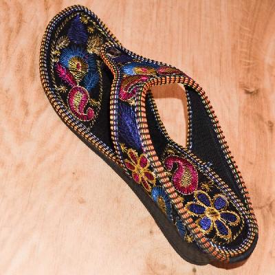 Ladies Multicolor Embroidered Mojari