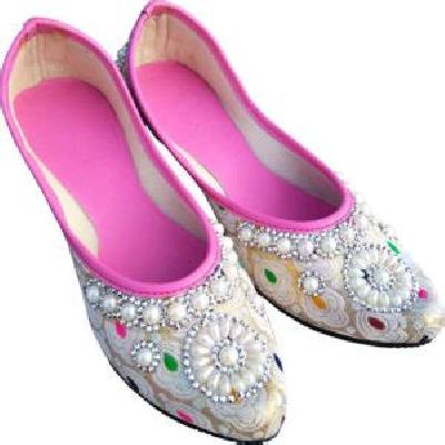 Ladies Pom Pom Punjabi Jutti