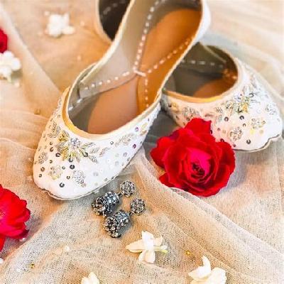 Ladies White Punjabi Jutti