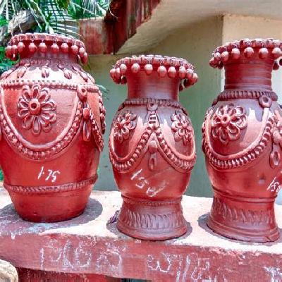 DESIGNER POTS