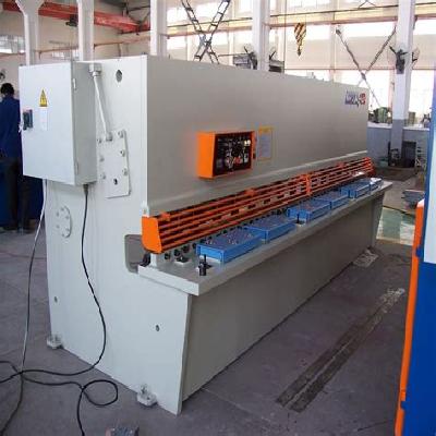Metal sheet cutting machine